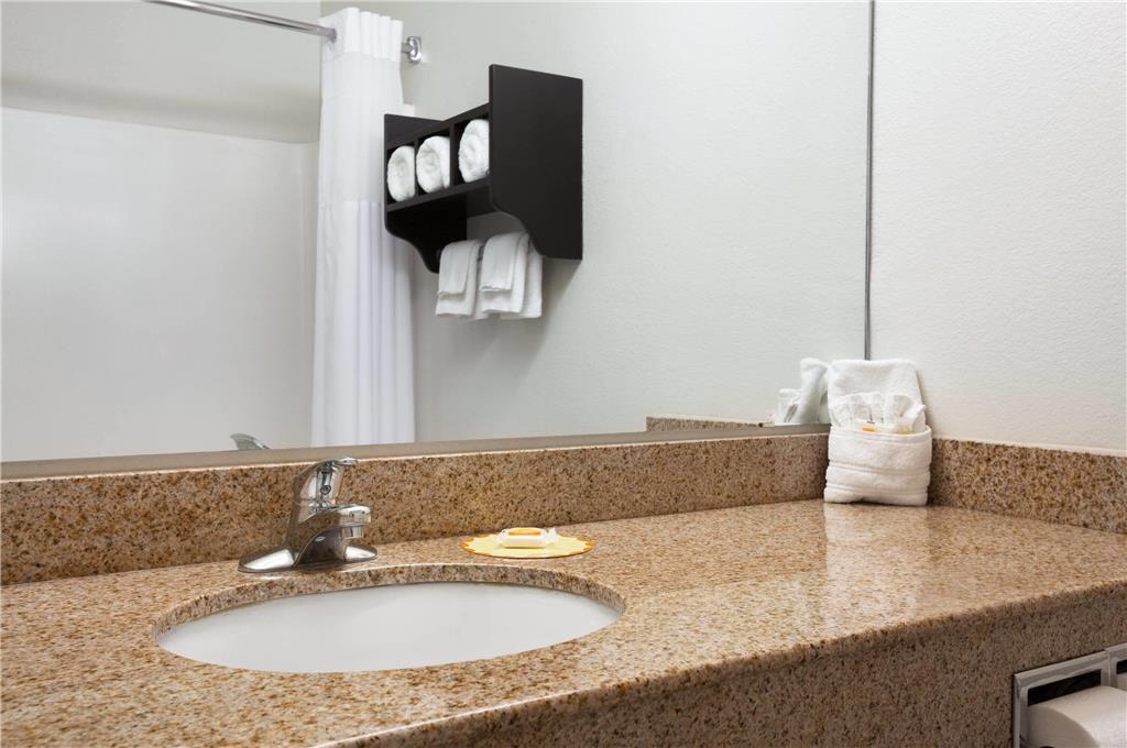 DAYS INN CONROE NORTH-guestroom-Guest Room,Bathroom,On-Site.jpg