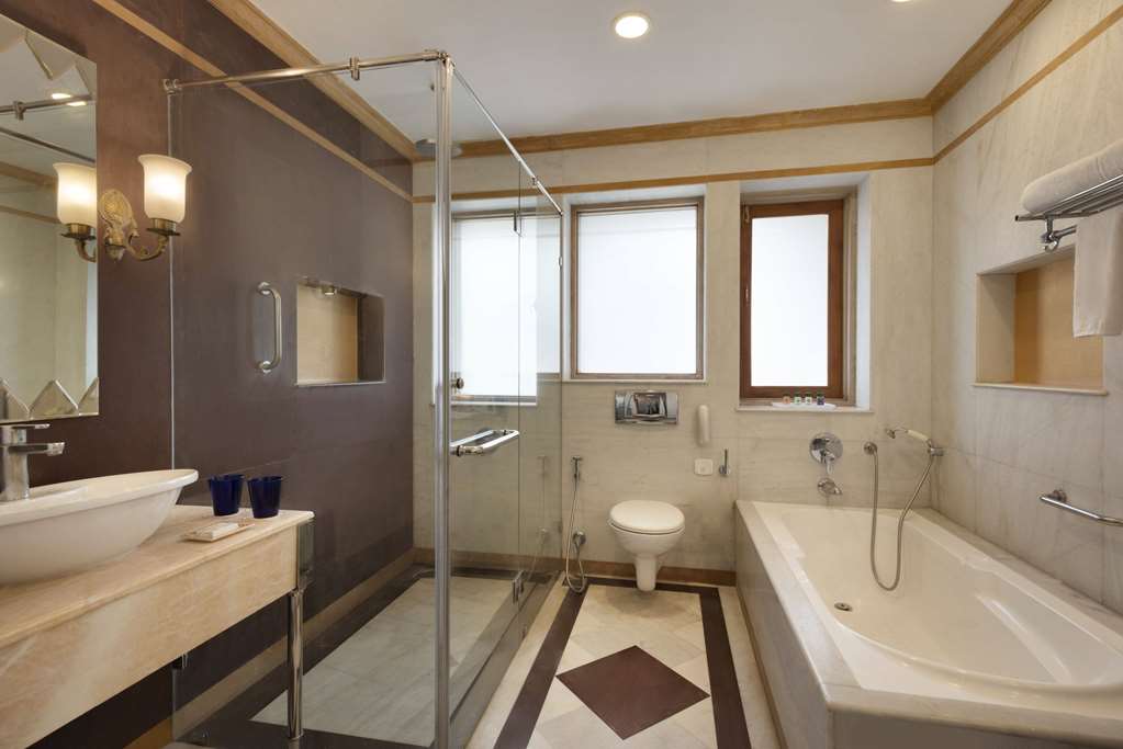 RAMADA BY WYNDHAM UDAIPUR RESORT AN-guestroom-Guest Room,Bathroom,On-Site.jpg