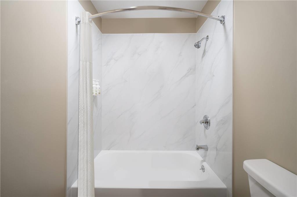 BAYMONT COMMERCE GA/TANGER-guestroom-Guest Room,Bathroom,On-Site.jpg