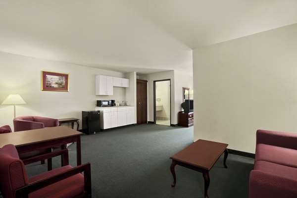 Suite - Days Inn & Suites Romeoville - I-55, Exit 263