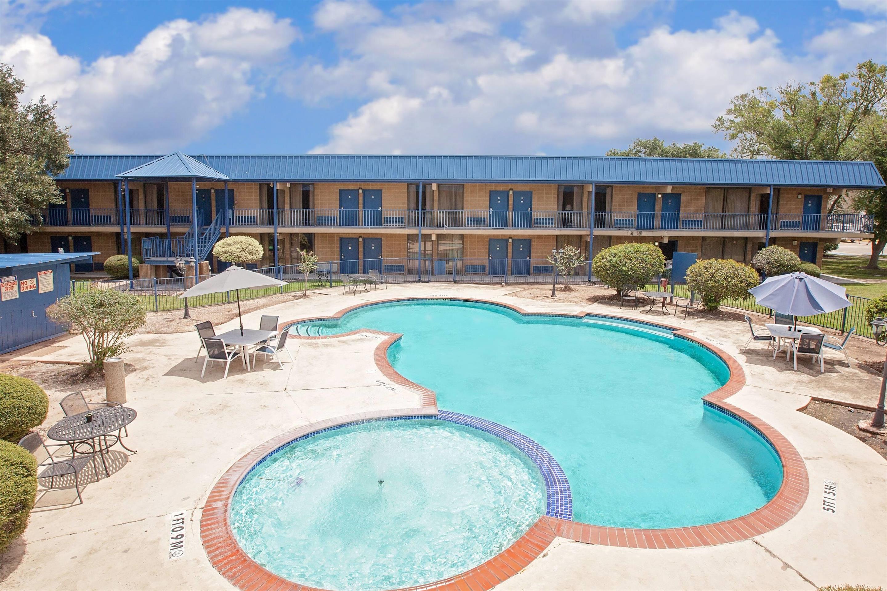 Pool | Days Inn by Wyndham Bay City