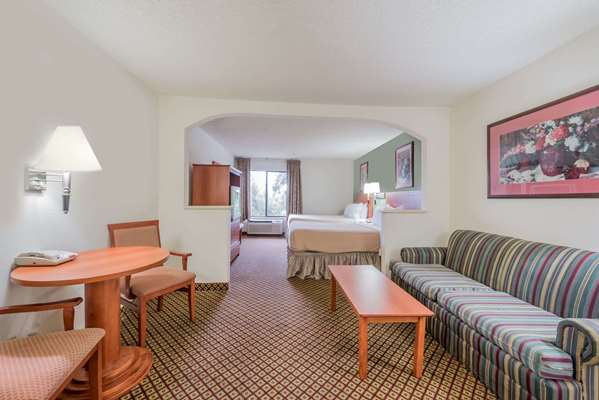 Suite - Super 8 Motel Downtown Fort Worth