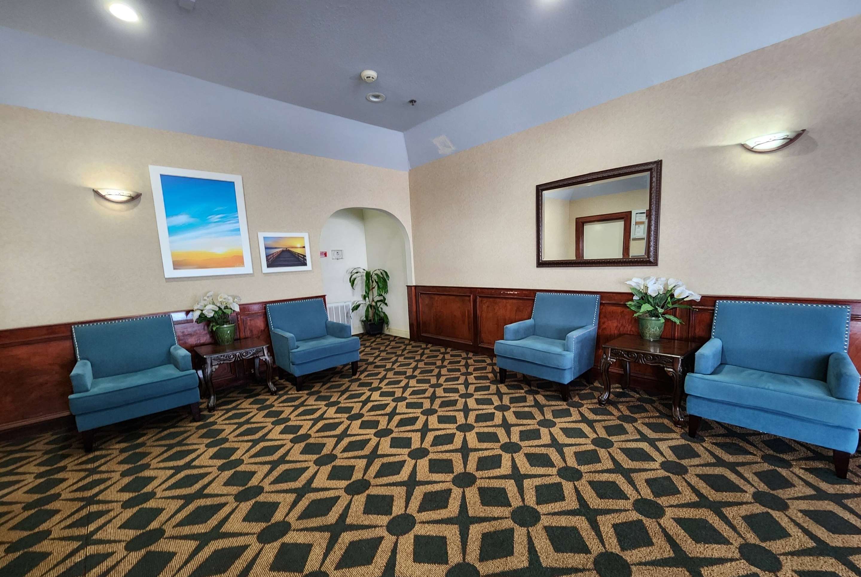 Lobby | Days Inn & Suites by Wyndham Pasadena