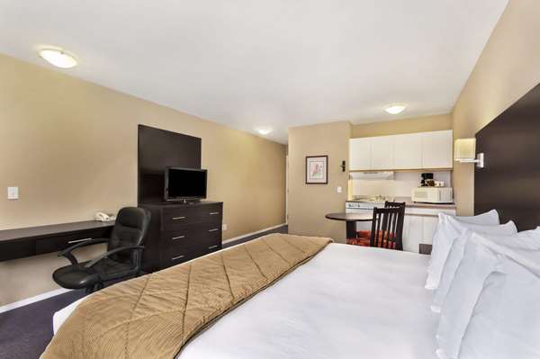  - Super 8 Motel West Kelowna