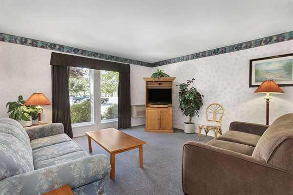 Suite - Super 8 Motel West Kelowna