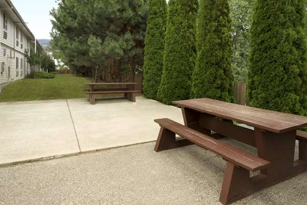 Exterior view - Super 8 Motel West Kelowna