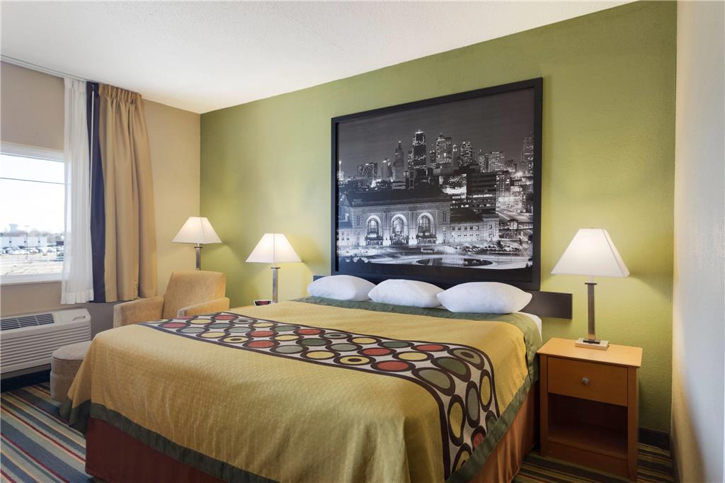 SUPER 8 LEES SUMMIT-guestroom-Guest Room,On-Site.jpg