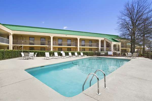 Pool - Howard Johnson Inn Greensboro - I-40, Exit 217