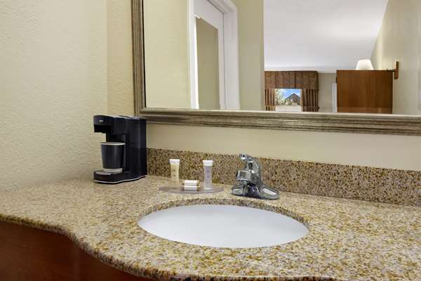  - Howard Johnson Inn Greensboro - I-40, Exit 217