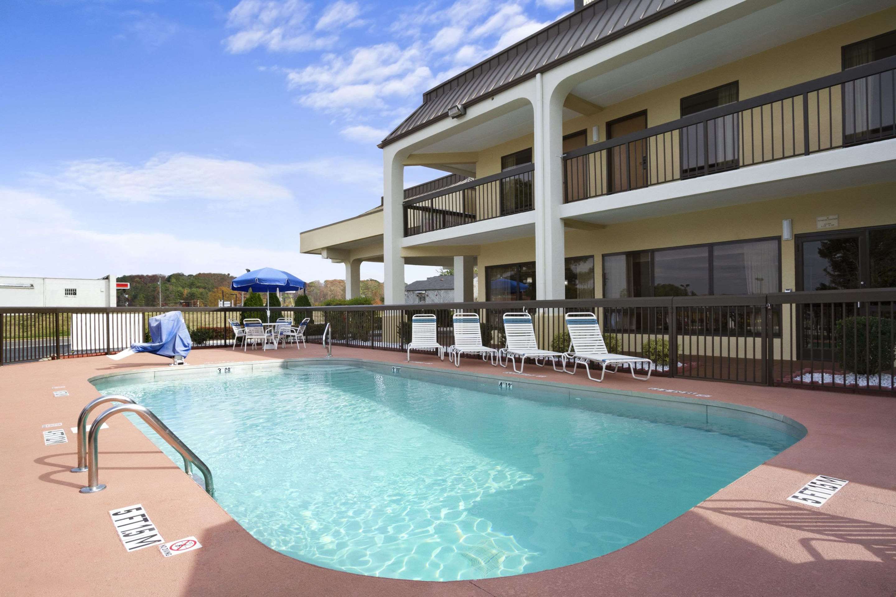 Pool | Super 8 by Wyndham Calhoun
