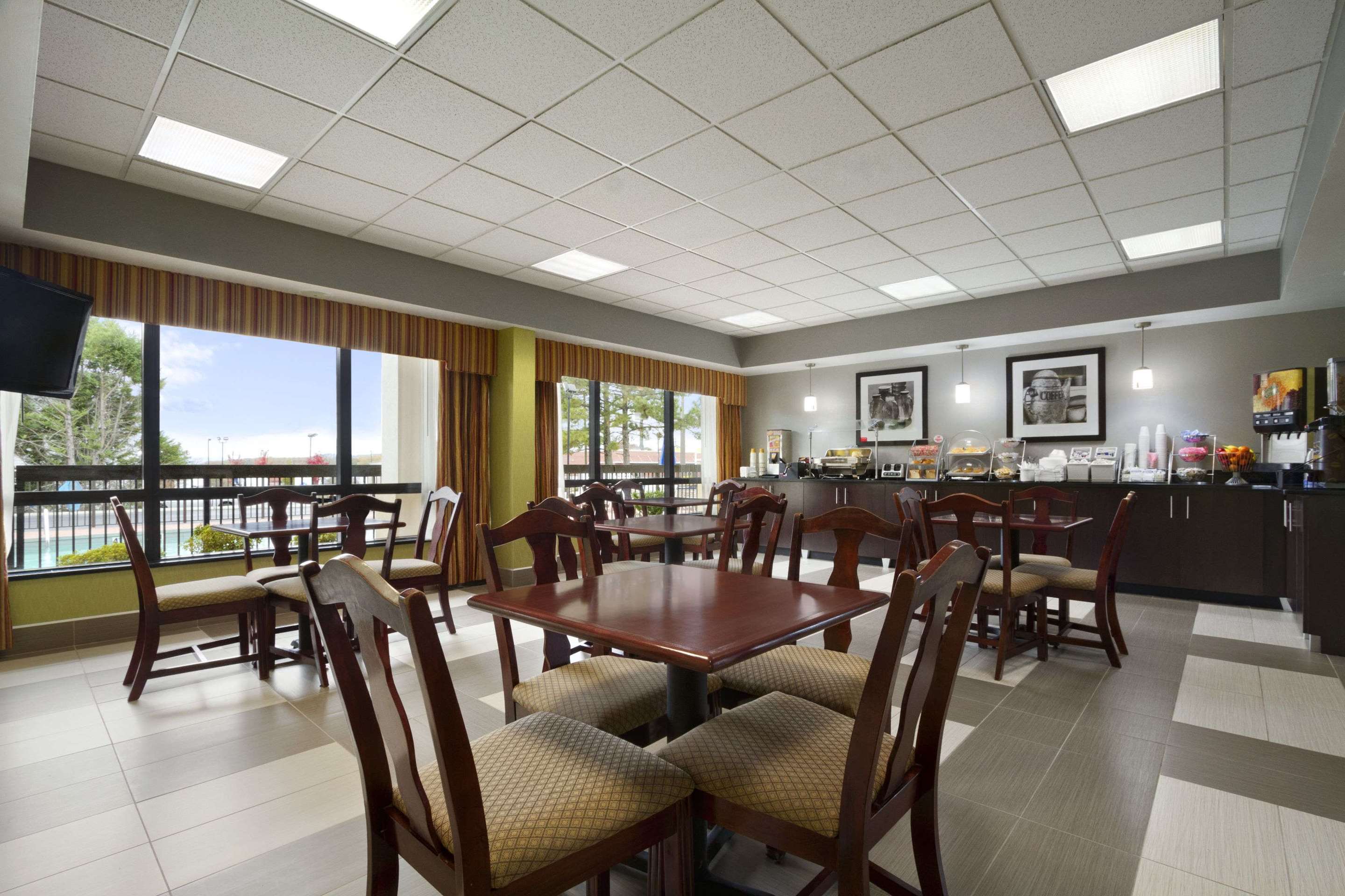 Breakfast Area | Super 8 by Wyndham Calhoun
