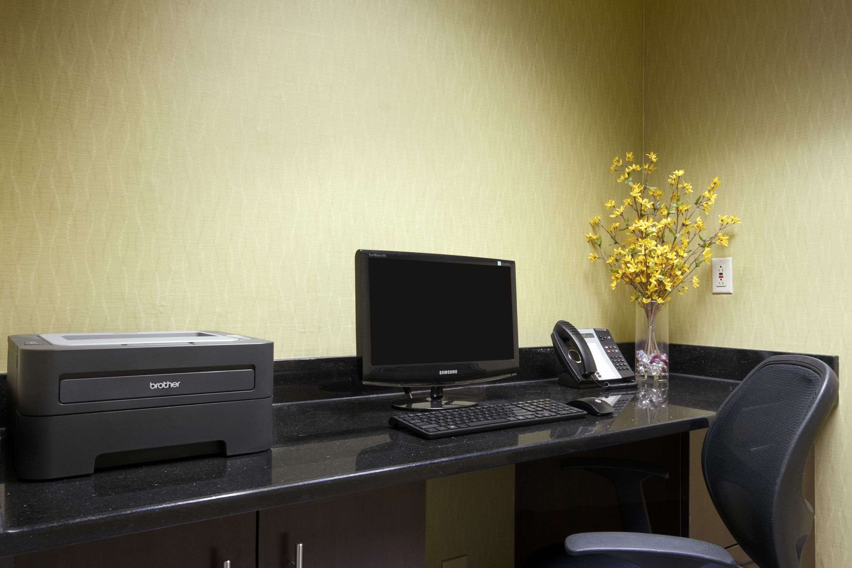 Business Center | Super 8 by Wyndham Calhoun