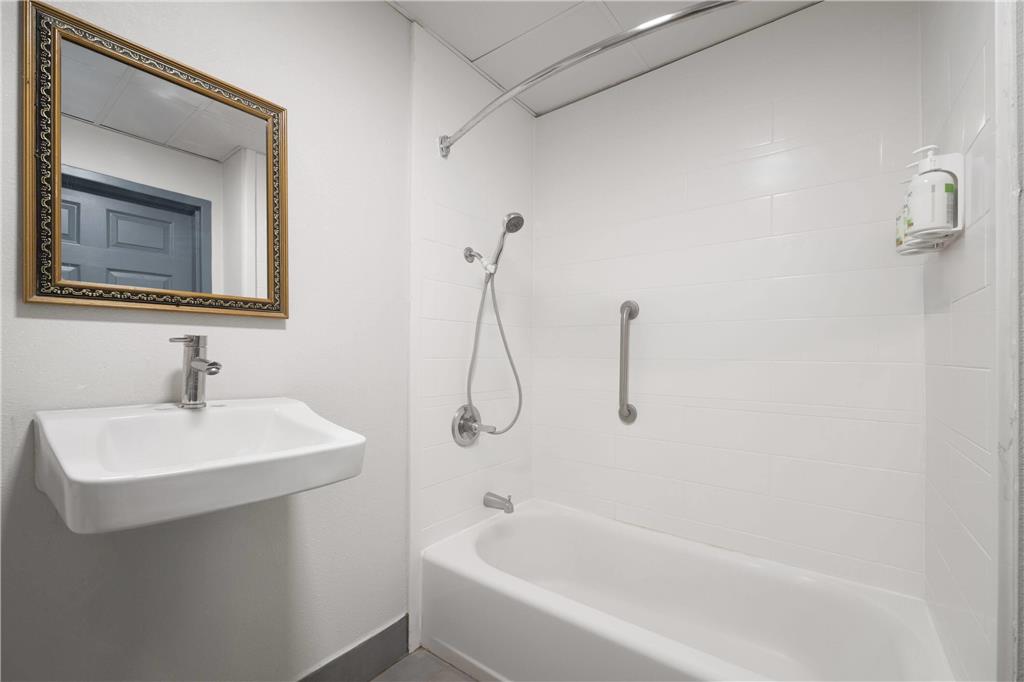 WINGATE BY WYNDHAM SAVANNAH GATEWAY-guestroom-Guest Room,Bathroom,Accessibility,On-Site.jpg