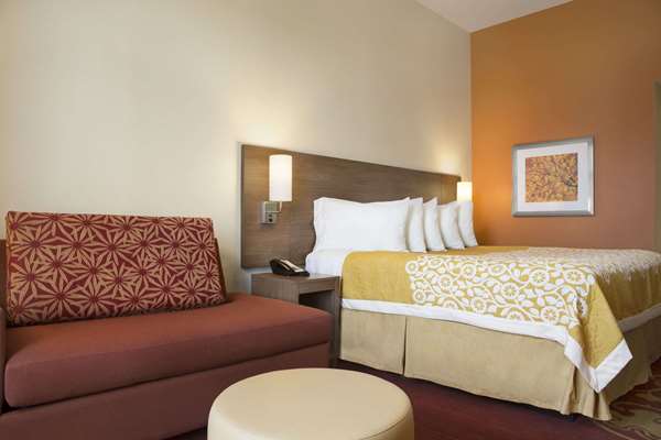  - Days Inn & Suites Belmont - I-70, Exit 208