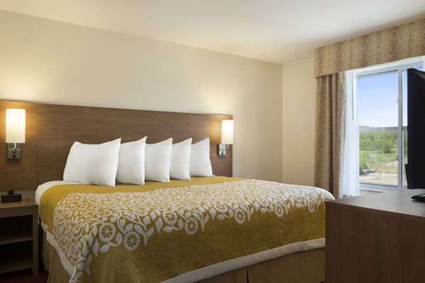  - Days Inn & Suites Belmont - I-70, Exit 208