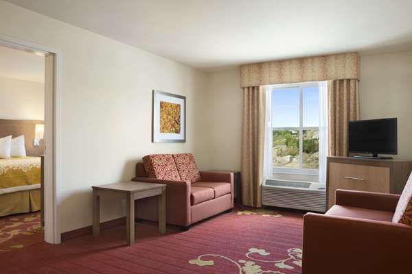 Suite - Days Inn & Suites Belmont - I-70, Exit 208