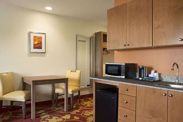 Suite - Days Inn & Suites Belmont - I-70, Exit 208