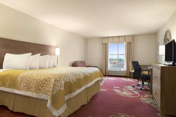Suite - Days Inn & Suites Belmont - I-70, Exit 208