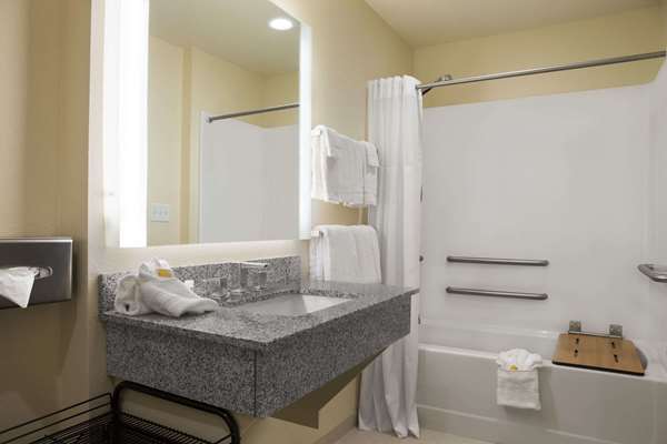  - Days Inn & Suites Belmont - I-70, Exit 208