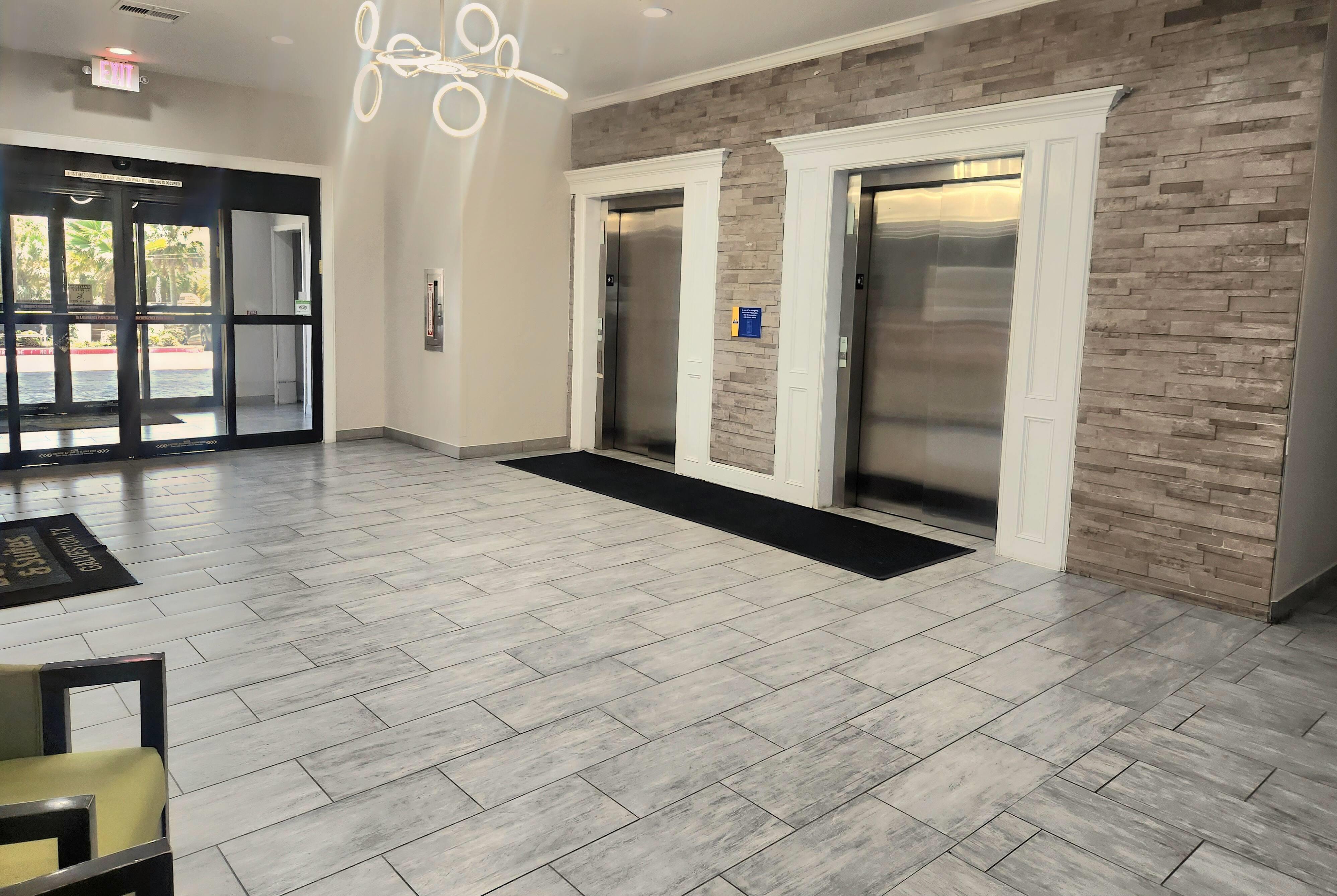 Lobby | Days Inn & Suites by Wyndham Galveston West/Seawall