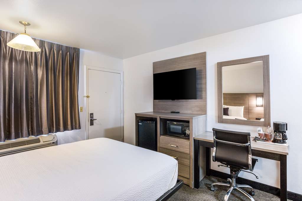Knights Inn & Suites Yuma-guestroom-Guest Room,On-Site.jpg