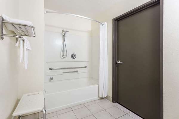  - Days Inn & Suites Kaukauna