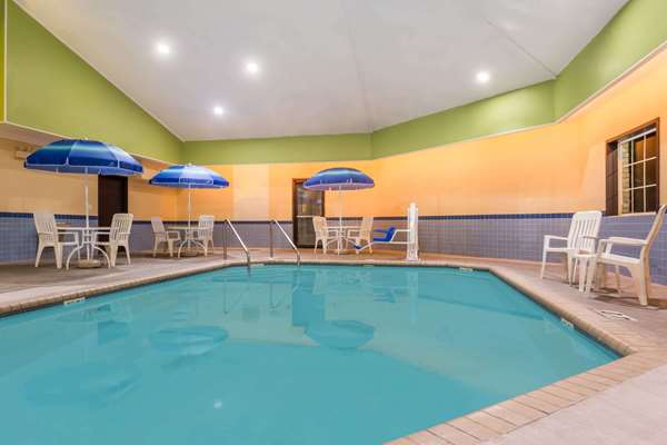 Pool - Days Inn & Suites Kaukauna