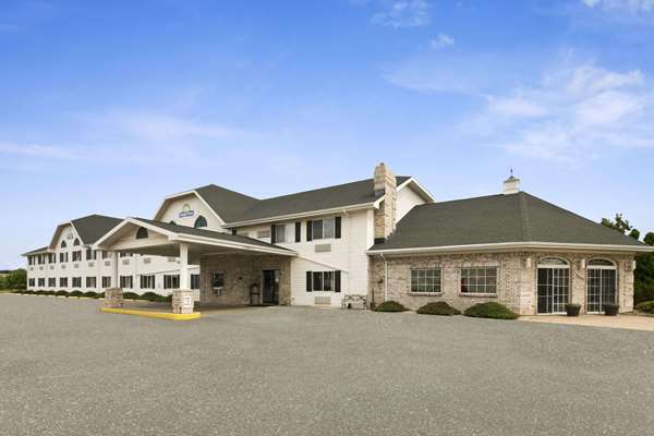 Exterior view - Days Inn & Suites Kaukauna