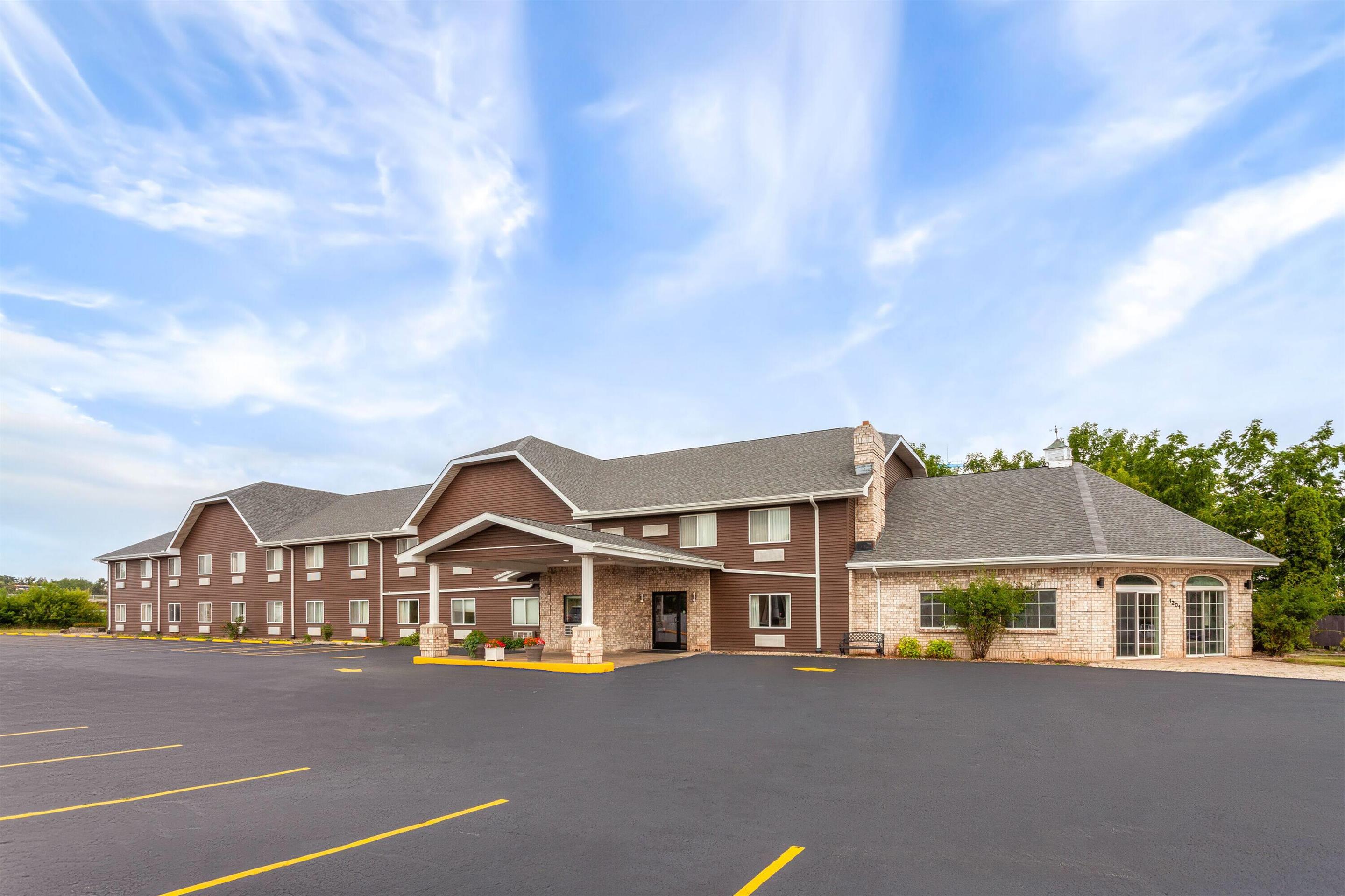 Exterior | Days Inn & Suites by Wyndham Kaukauna WI