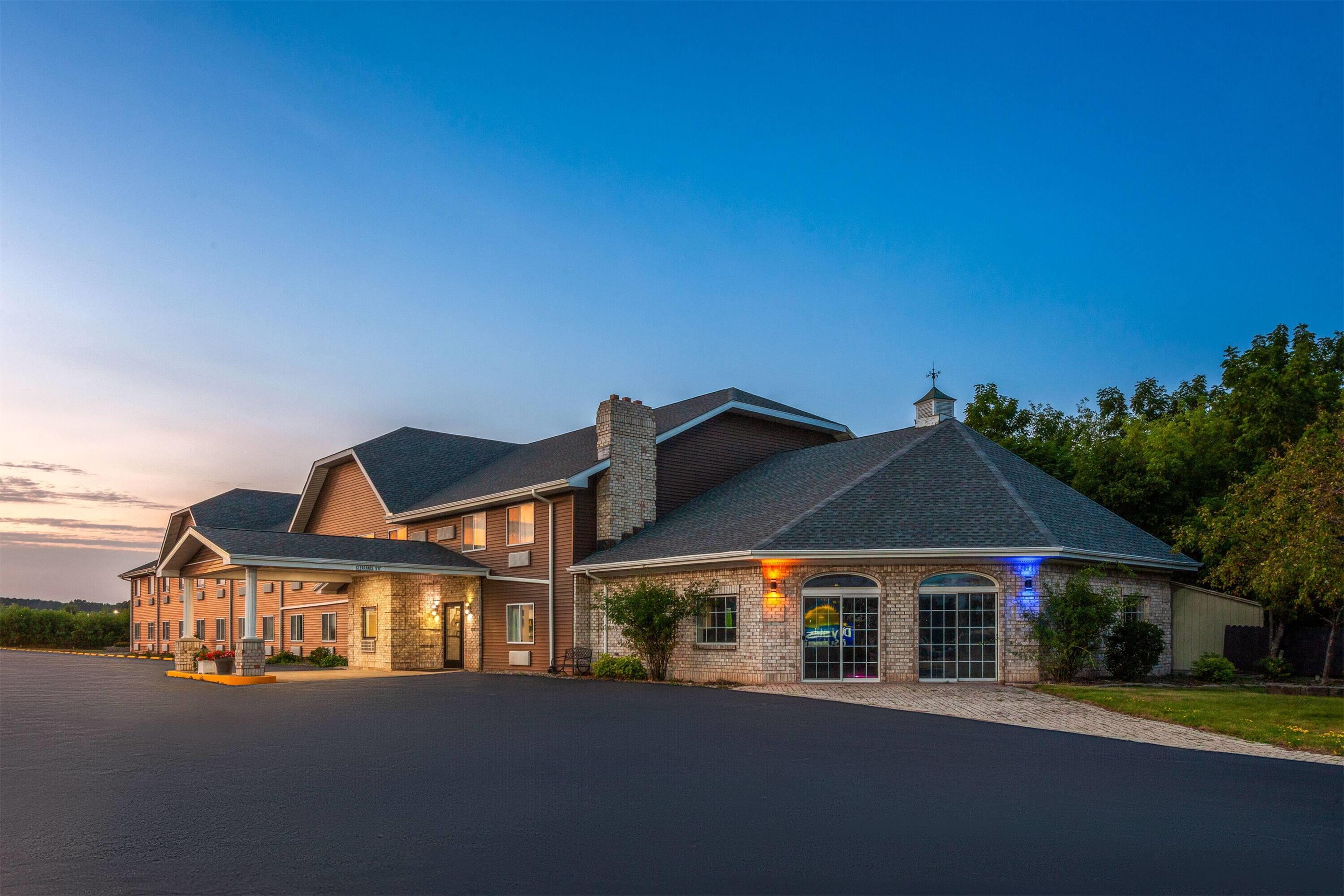Exterior | Days Inn & Suites by Wyndham Kaukauna WI
