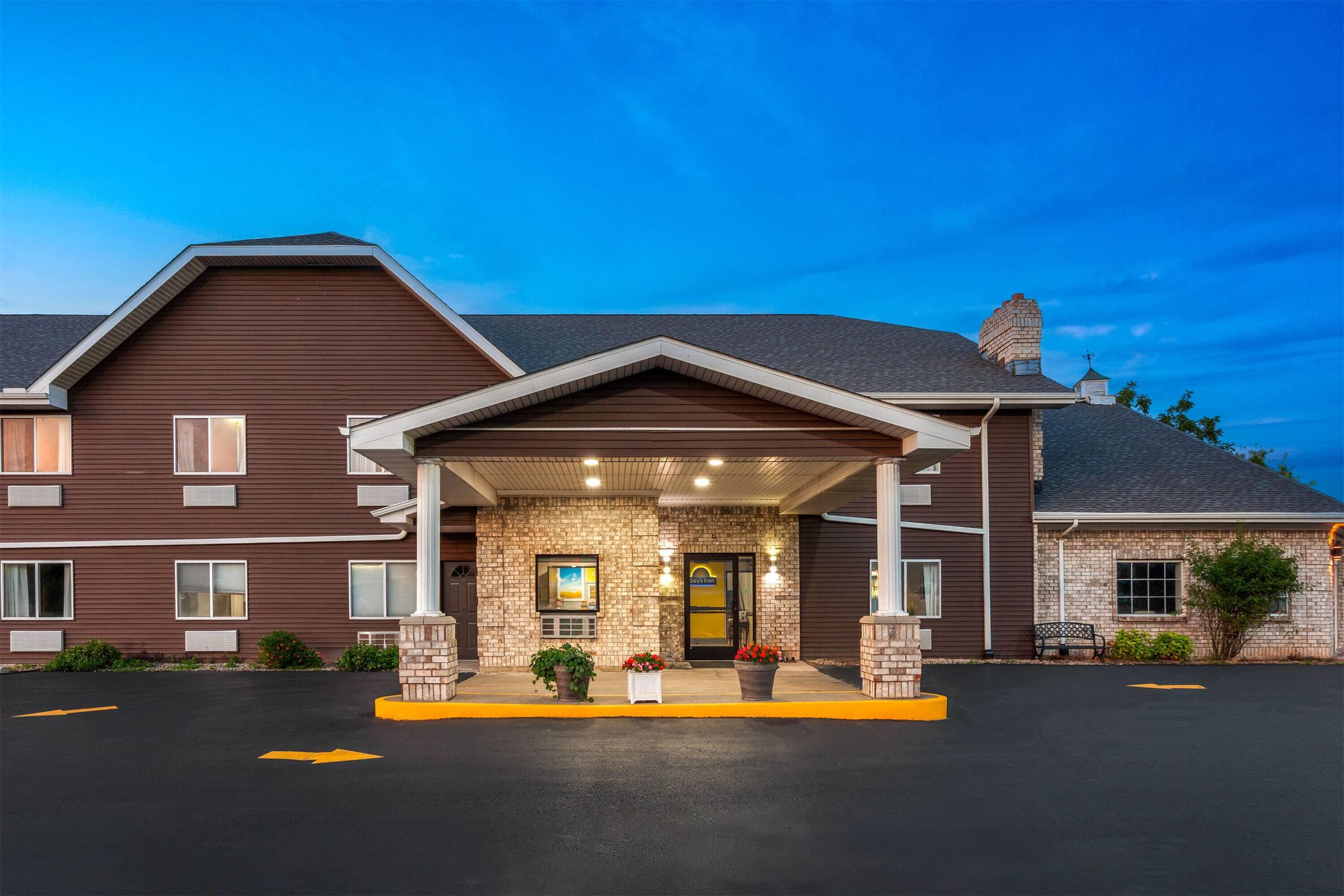 Exterior | Days Inn & Suites by Wyndham Kaukauna WI