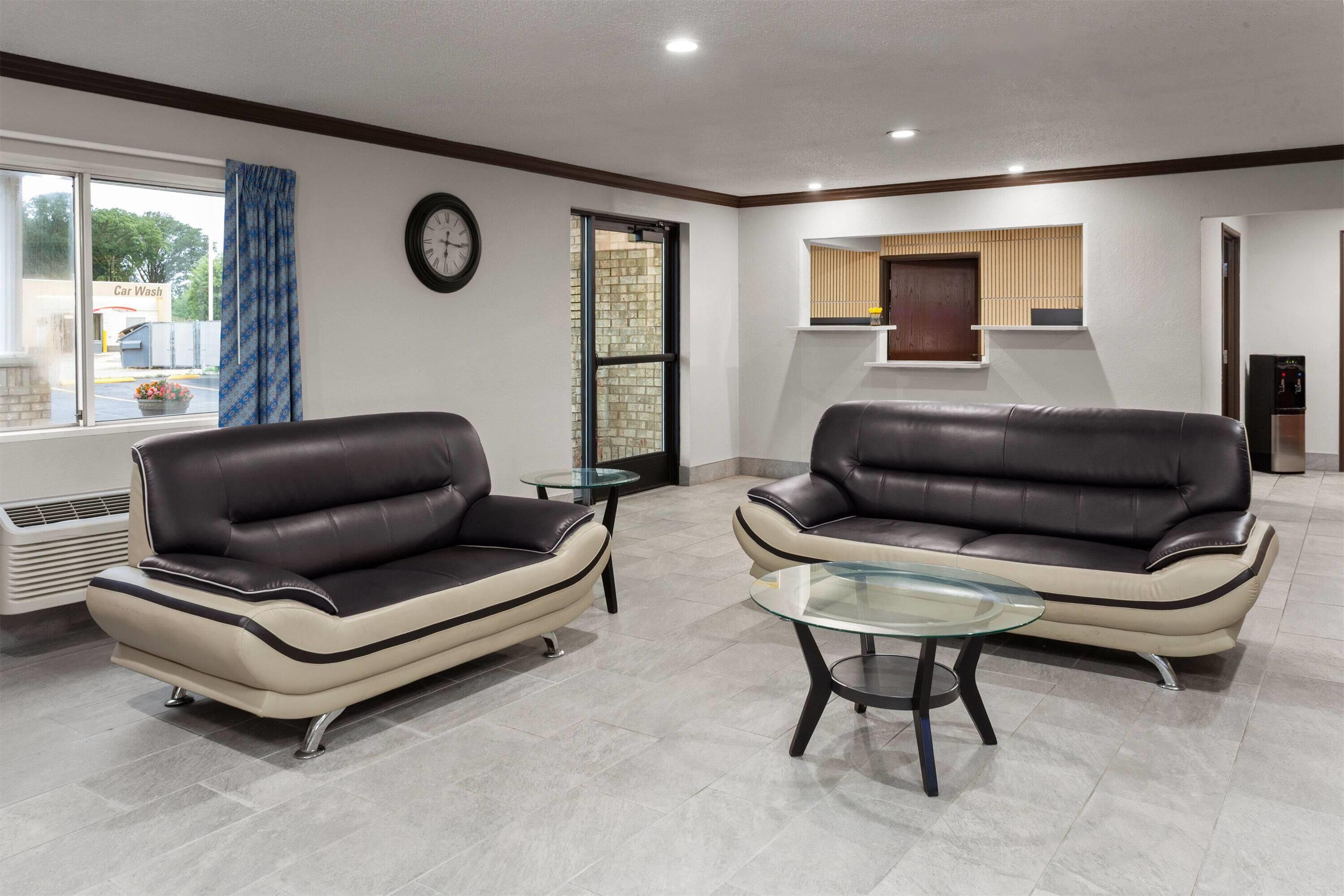 Lobby | Days Inn & Suites by Wyndham Kaukauna WI