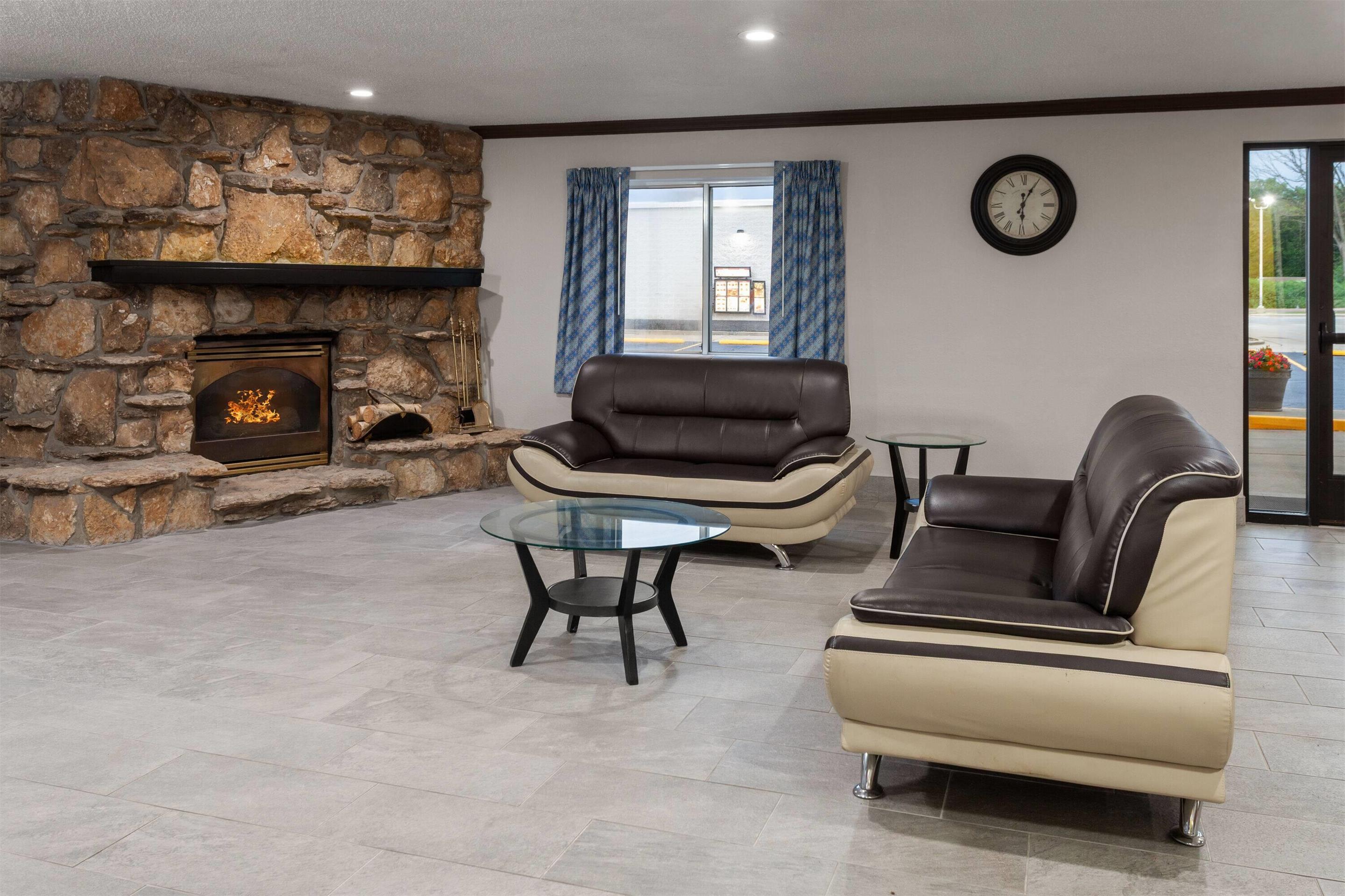 Lobby | Days Inn & Suites by Wyndham Kaukauna WI