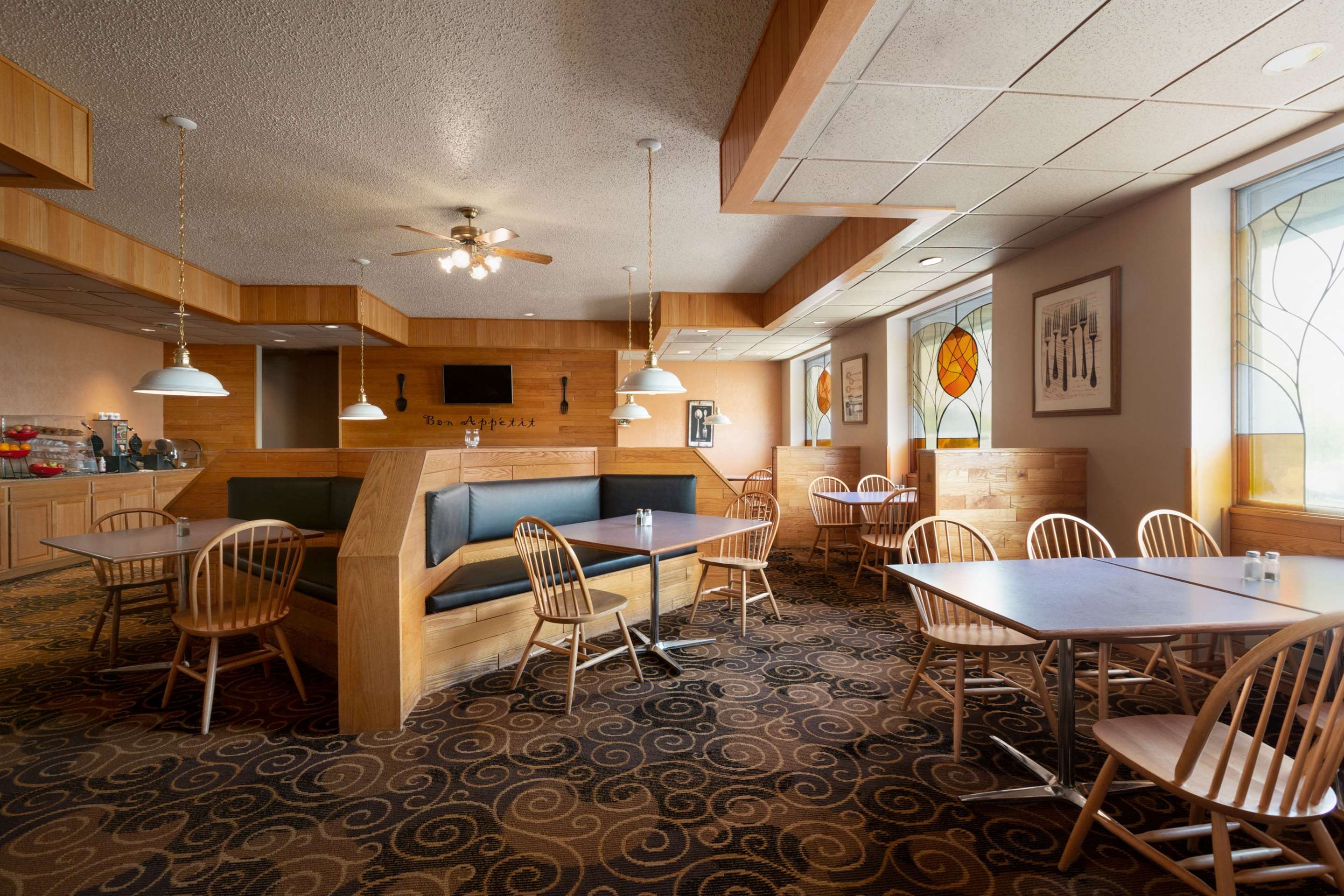 Breakfast Area | Ramada by Wyndham Bismarck