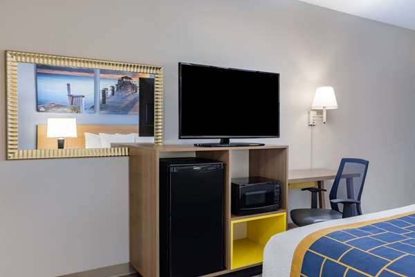  - Days Inn & Suites Midtown Savannah