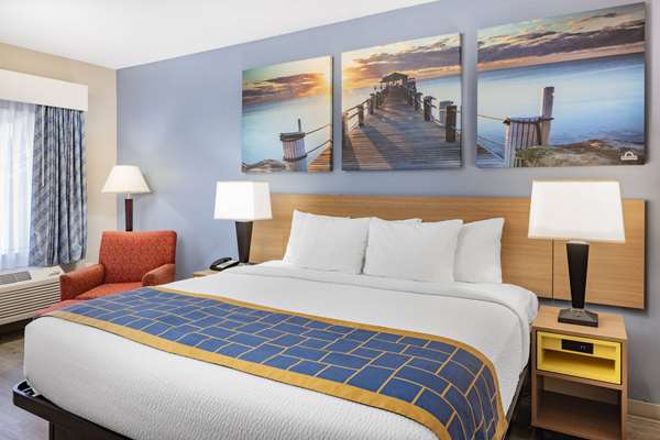 - Days Inn & Suites Midtown Savannah