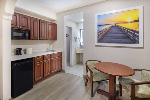 Suite - Days Inn & Suites Midtown Savannah