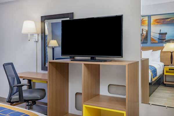 Suite - Days Inn & Suites Midtown Savannah