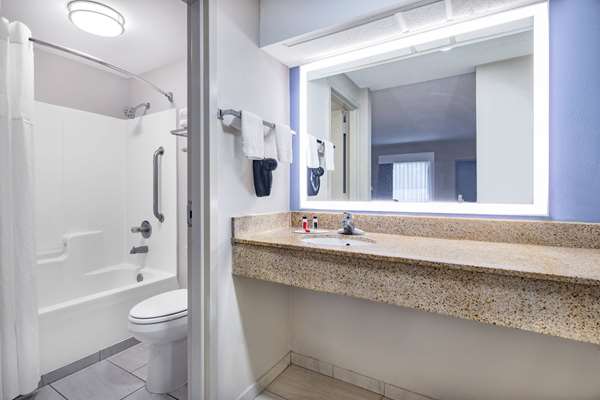  - Days Inn & Suites Midtown Savannah