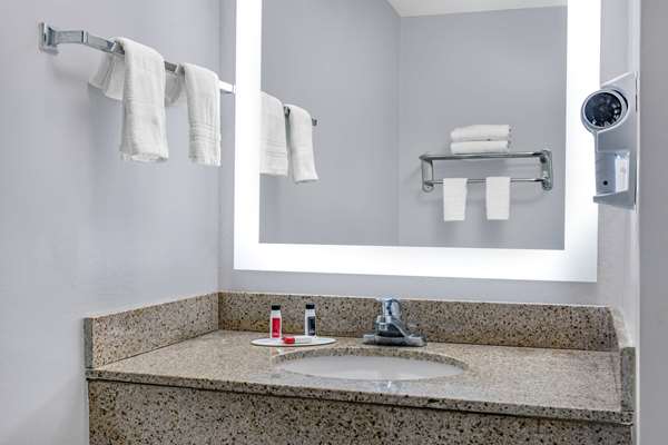  - Days Inn & Suites Midtown Savannah