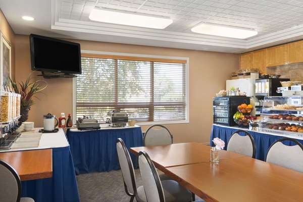 Restaurant - Travelodge Inn & Suites Spruce Grove