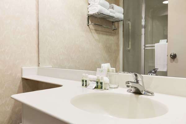 Suite - Travelodge Inn & Suites Spruce Grove