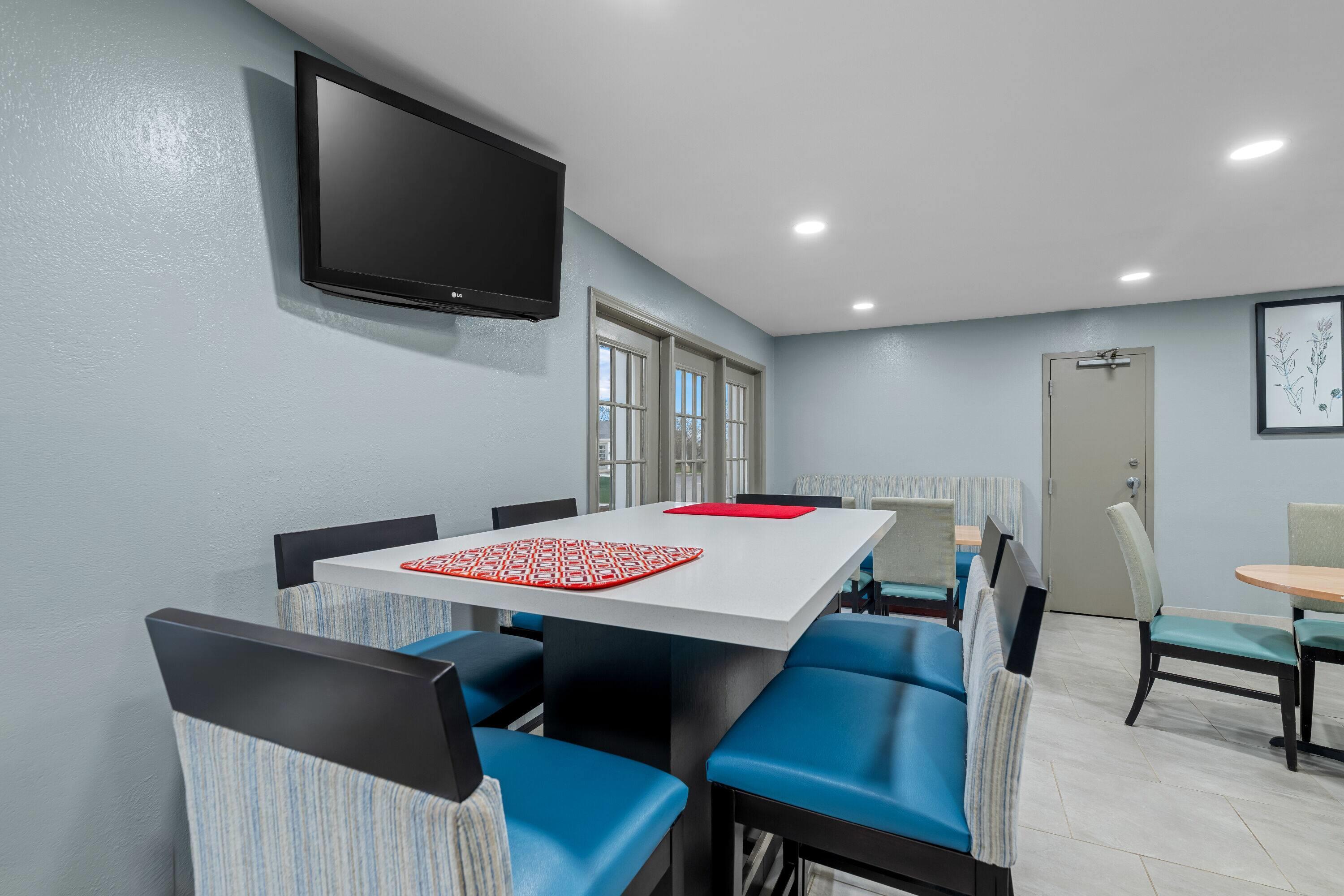 Breakfast Area | Baymont by Wyndham Tuscaloosa