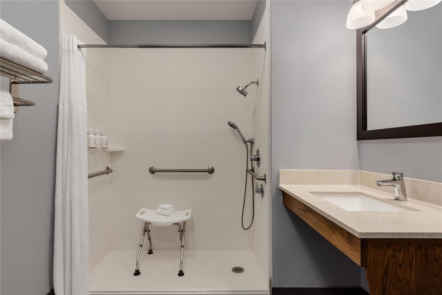 BAYMONT ALBANY AT ALBANY MALL-guestroom-Guest Room,Bathroom,Shower,Accessibility,On-Site.jpg