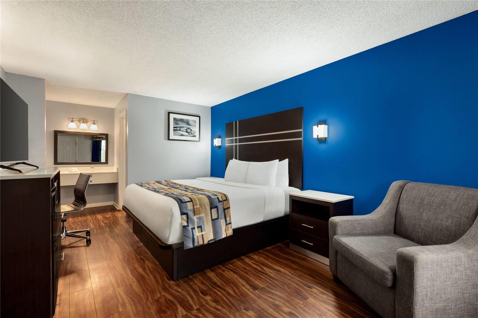 BAYMONT ALBANY AT ALBANY MALL-guestroom-Guest Room,On-Site.jpg