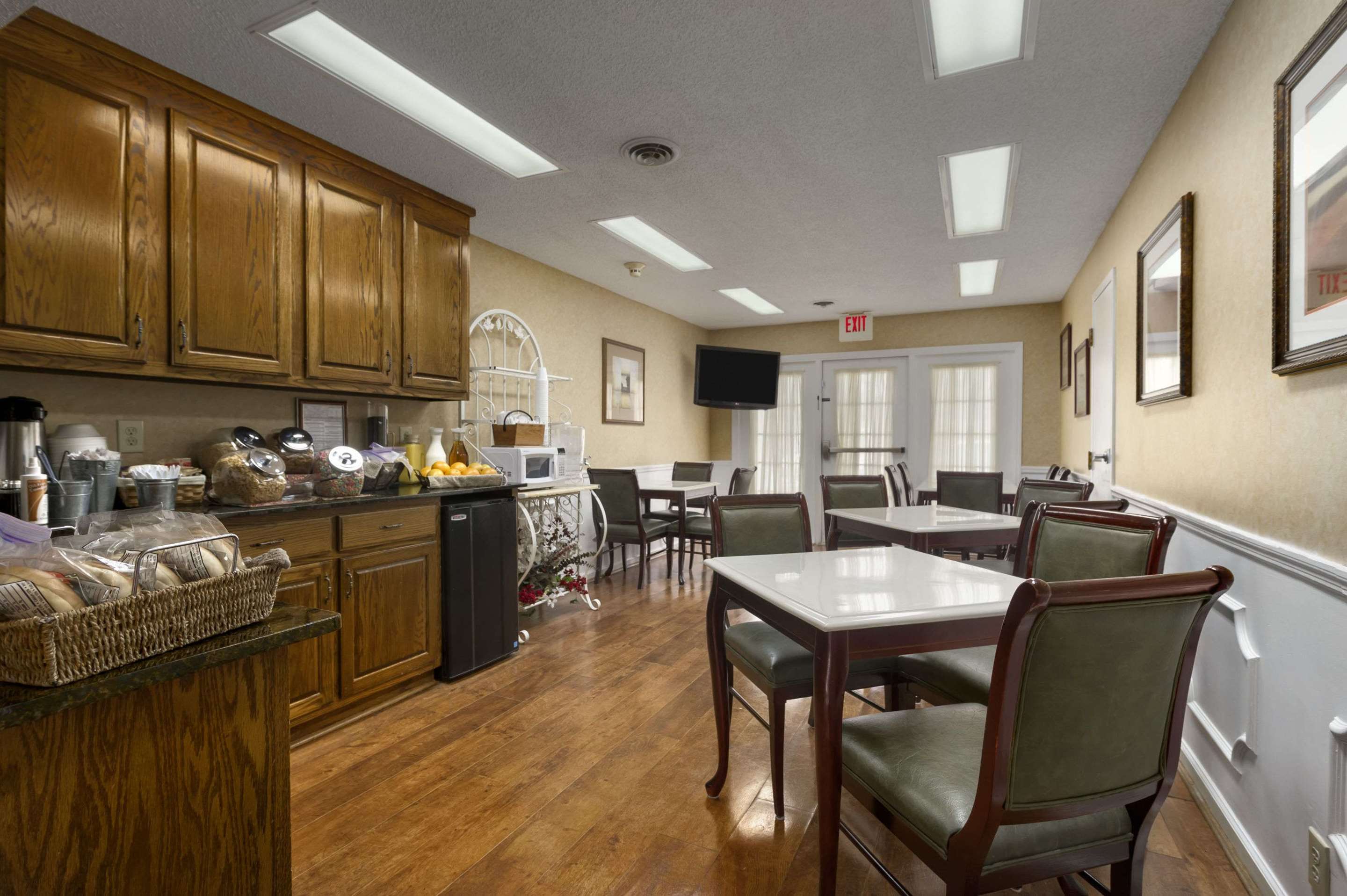 Breakfast Area | Baymont by Wyndham Dublin
