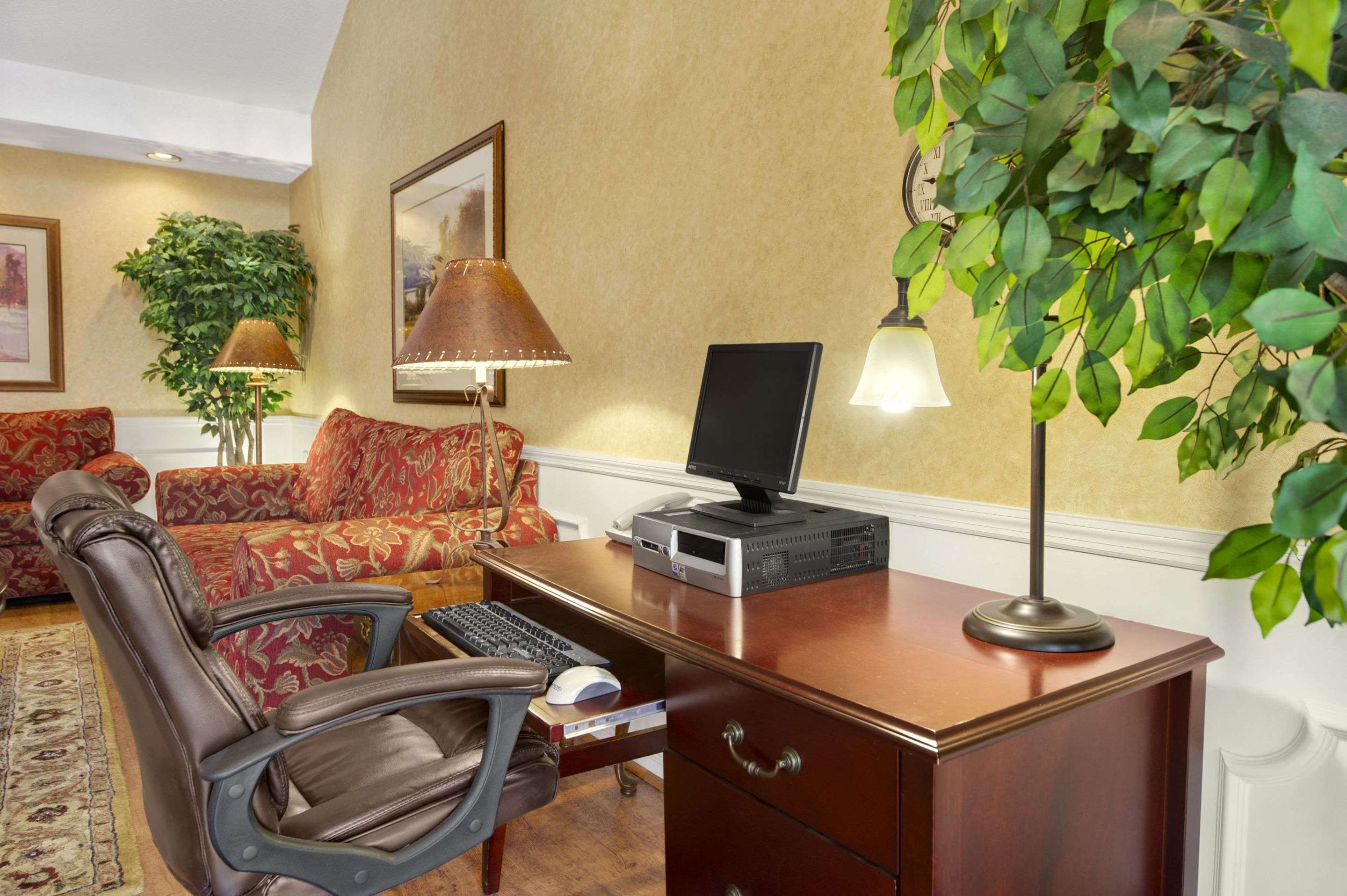 Lobby | Baymont by Wyndham Warner Robins