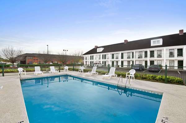 Pool - Baymont Inn & Suites Warner Robins
