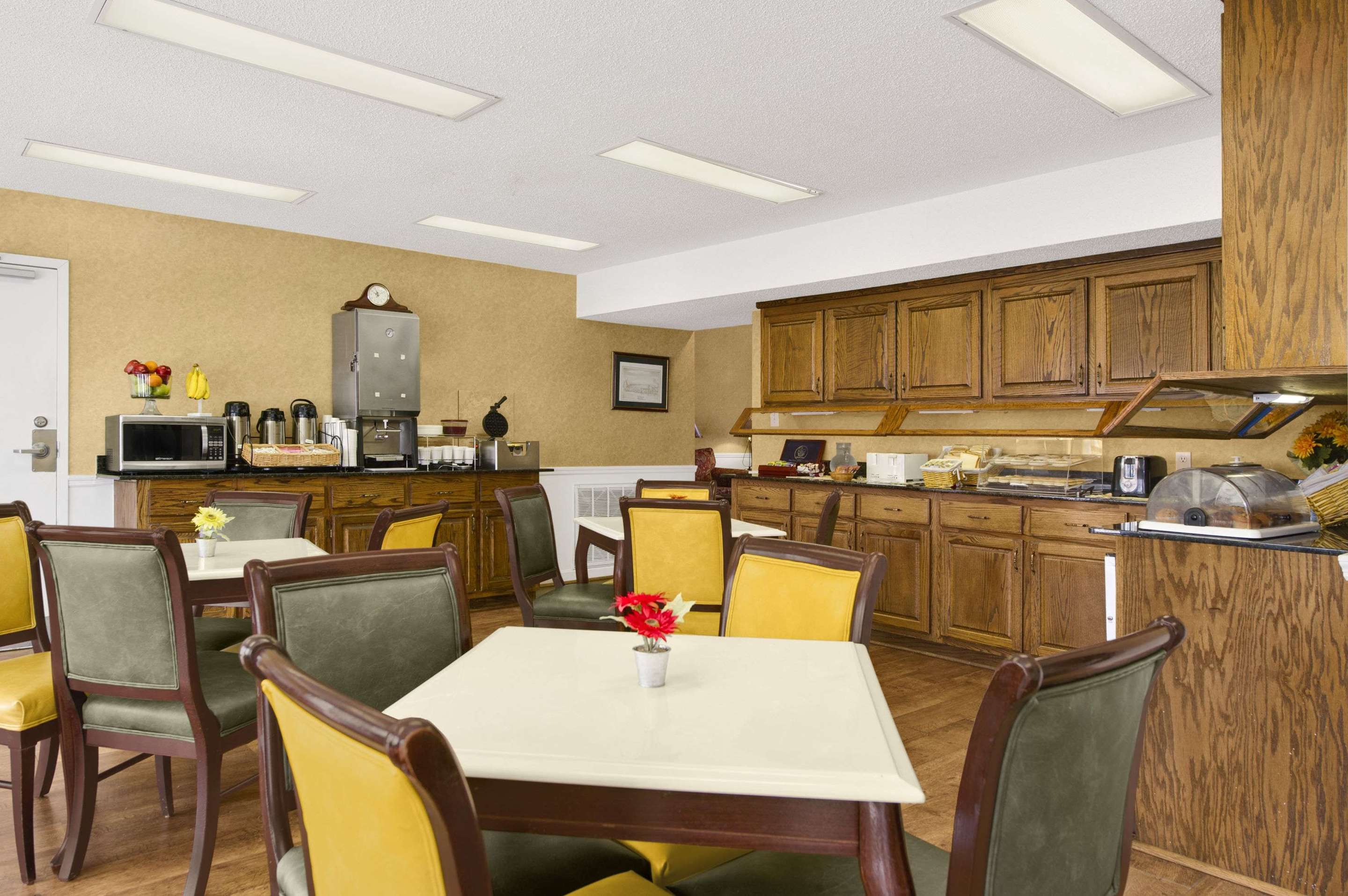 Breakfast Area | Baymont by Wyndham Warner Robins