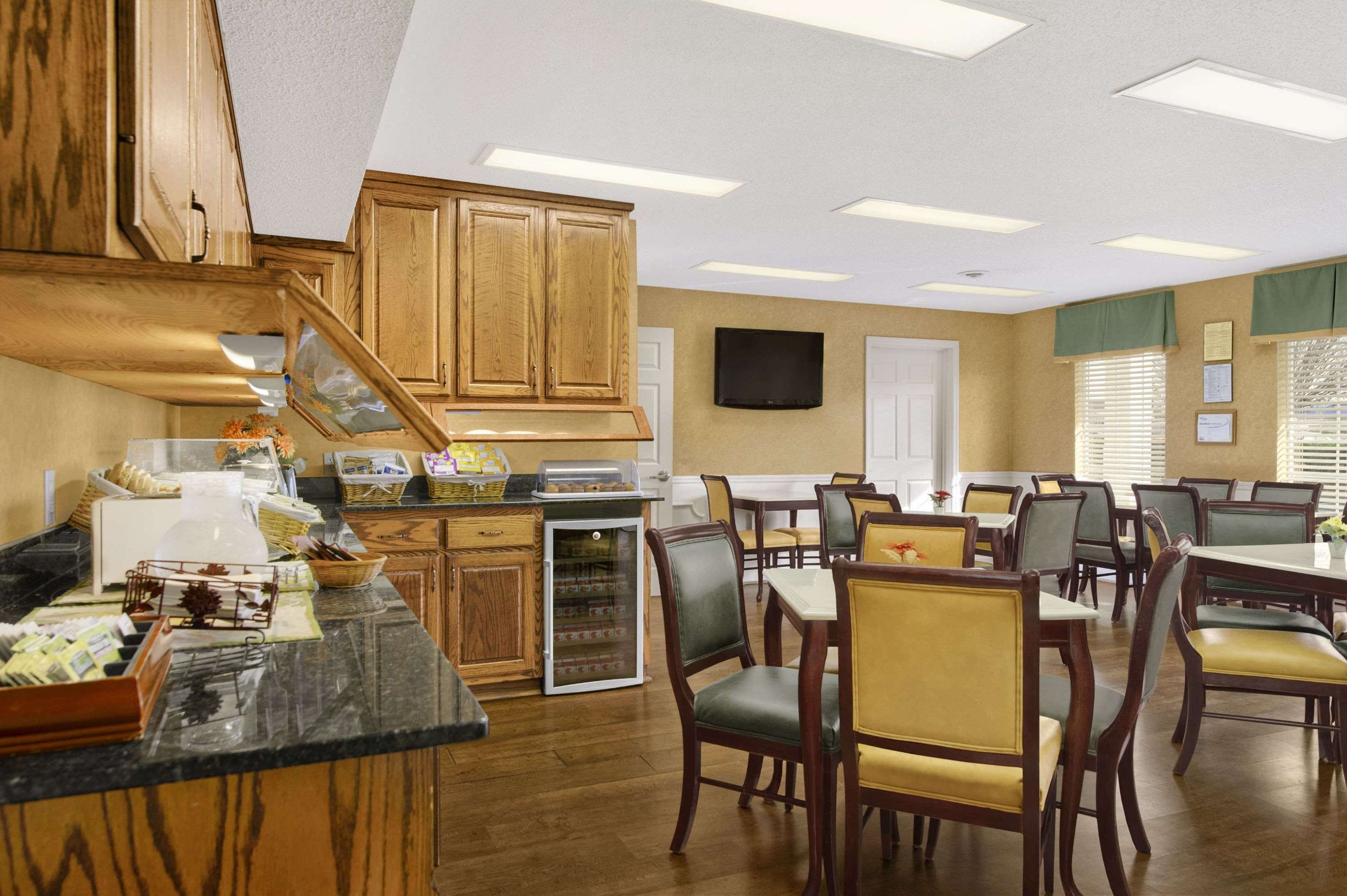 Breakfast Area | Baymont by Wyndham Warner Robins